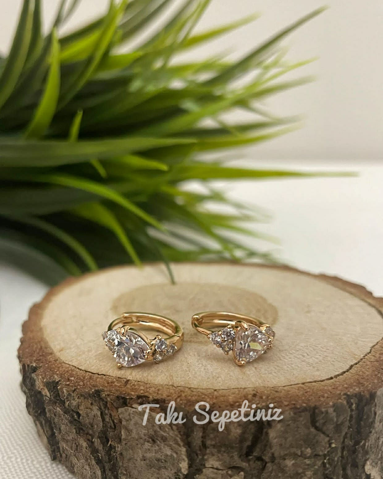 Xuping Kalp Detaylı Beyaz Taşlı Küpe