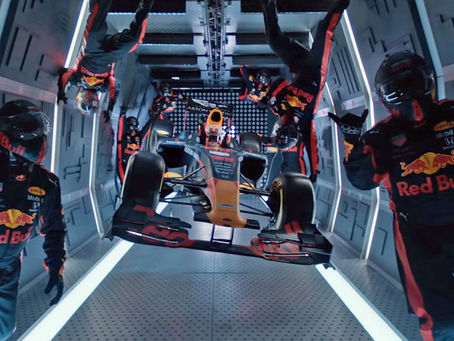 Mecánicos de Red Bull realizan el primer cambio de neumáticos de un Fórmula 1 en gravedad cero