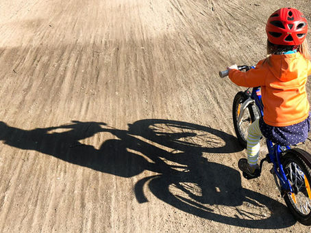 Rápida y furiosa: Una niña en bicicleta gana una 'carrera de velocidad' contra la policía ho