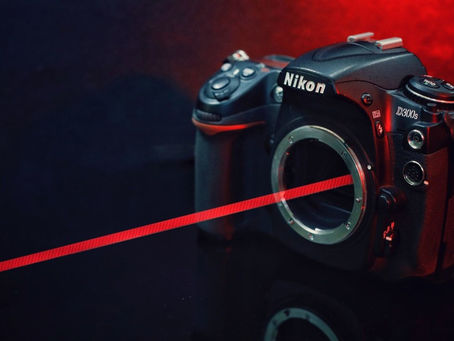 Un 'youtuber' compra en Internet un láser tan poderoso que agujereó el sensor de su cámara