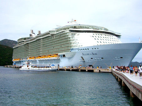 Expulsan de un crucero a una pareja por una peligrosa sesión de fotos en medio del Caribe