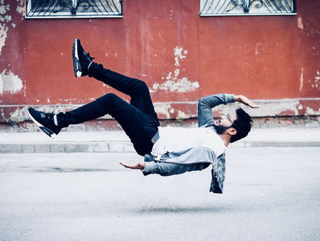 Una ilusión óptica con un hombre 'levitando' desconcierta a los internautas