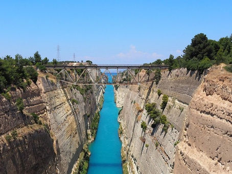 "Casi podían tocar los lados": este es el barco más grande que atraviesa un estrecho canal