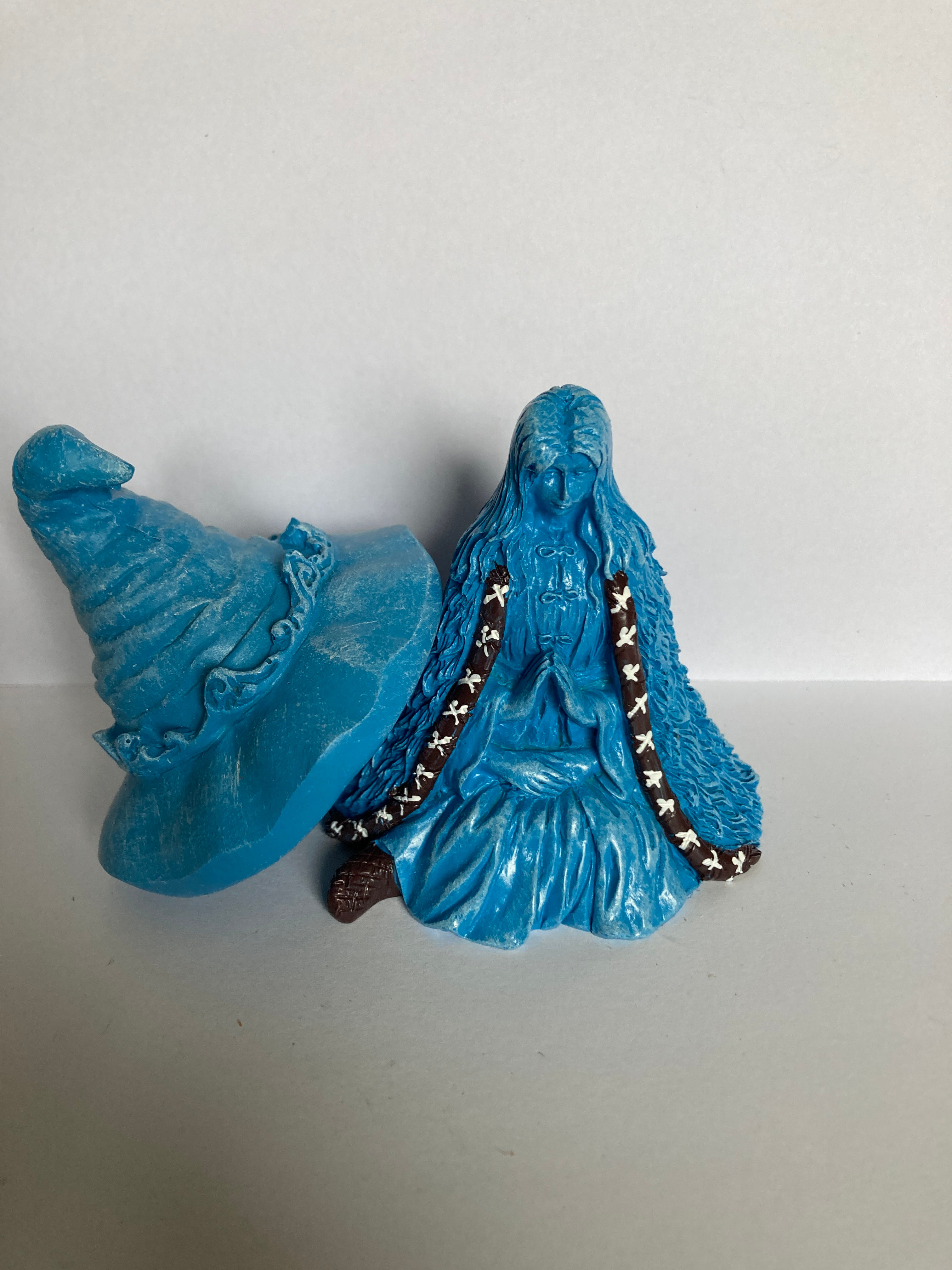 Staty Häxa med fyra händer.