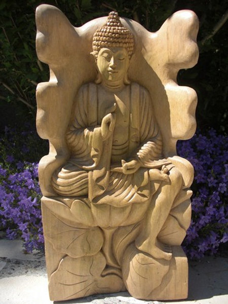 Bouddha Assis Sur La Fleur De Lotus