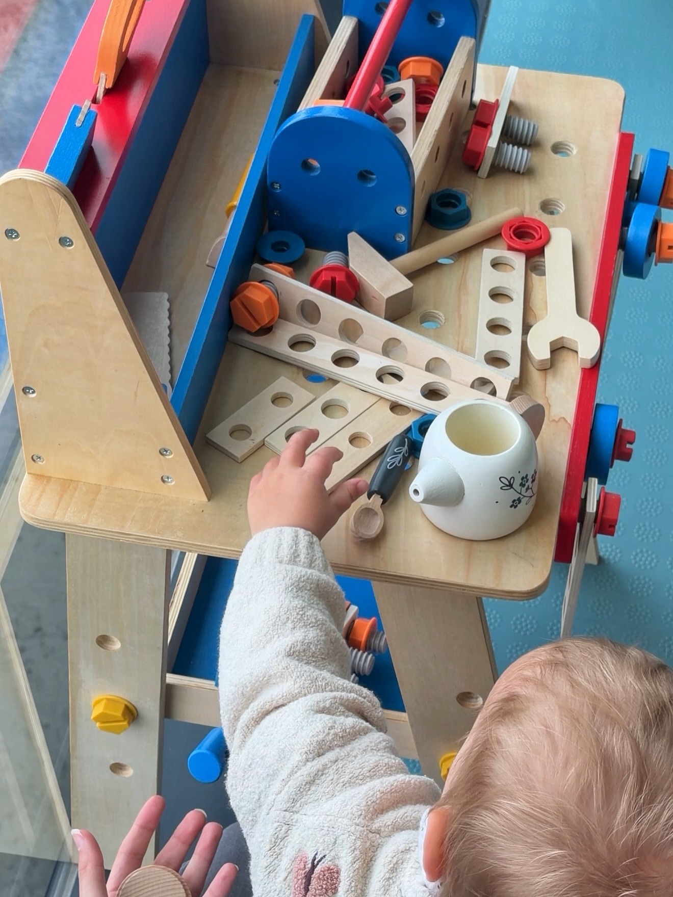 Soft abstract shapes representing a dynamic and welcoming childcare environment.