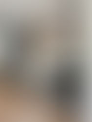 石目調のシックな下台と木目調の吊り棚を組み合わせ、機能性とデザイン性を両立したオーダーカップボード。