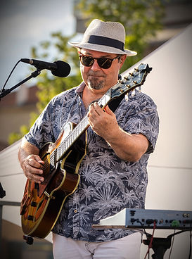 Hubert Mael guitariste et chanteur de jazz à Clermont-Ferrand