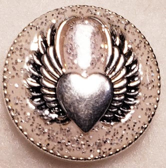 18mm/20mm Wings on Very Light Pink Background Snap (1820-6946)