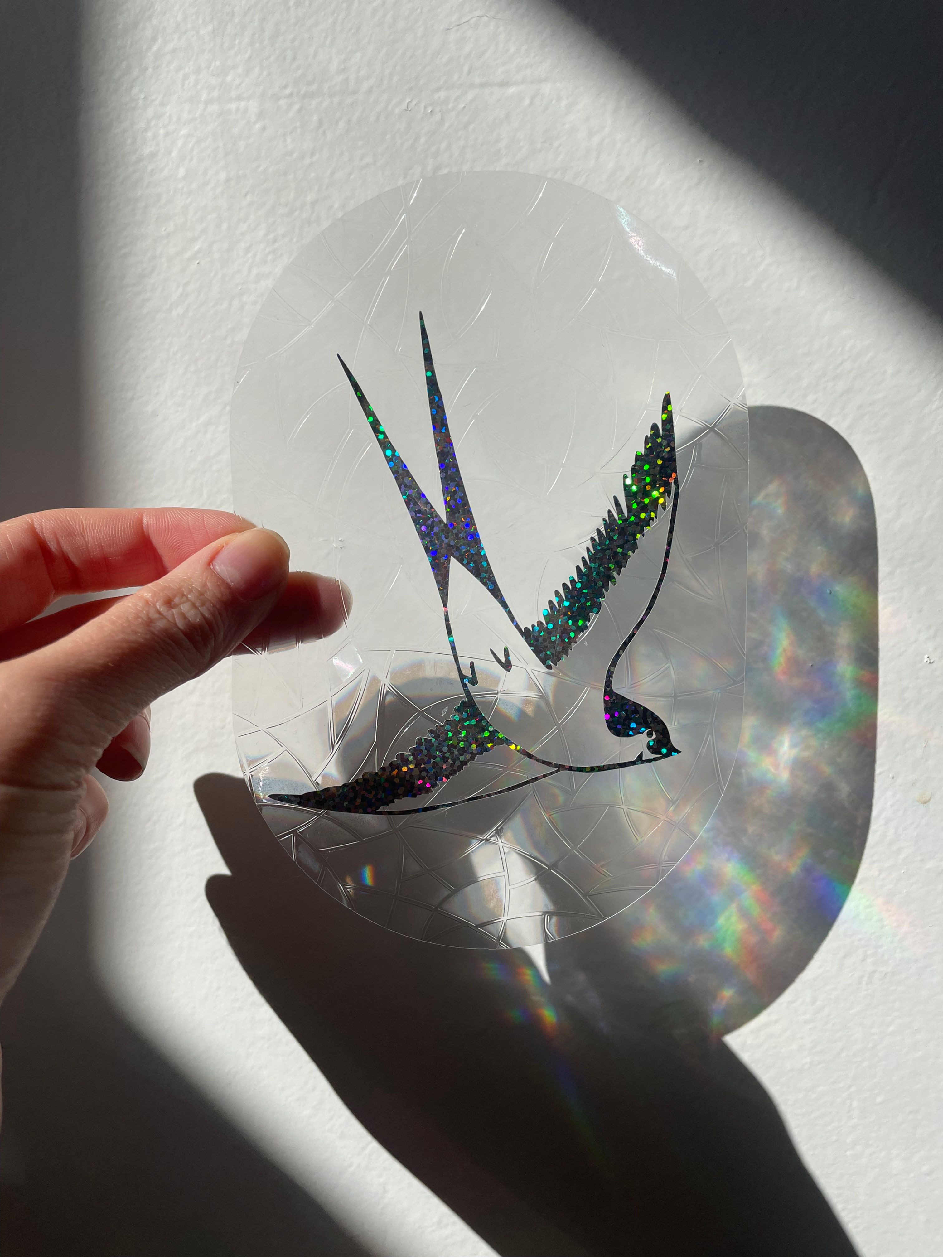 Sticker suncatcher arc-en-ciel 'Hirondelle' - sticker illustré pour fenêtre