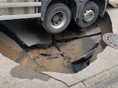 POL-MA: Wiesenbach/Rhein-Neckar-Kreis: Lastwagen fällt in tiefes Straßenloch