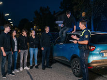 POL-MA: Sandhausen/Rhein-Neckar-Kreis: Junger Mann fährt auf dem Fahrzeugdach eines Pkw mit