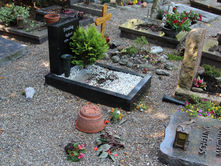 POL-MA: Neulußheim/Rhein-Neckar-Kreis: Grabschmuck von Friedhof gestohlen - Zeugenaufruf
