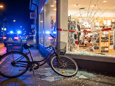 POL-MA: Rauenberg/Rhein-Neckar-Kreis: Betrunkene Radfahrerin kollidiert mit Schaufenster