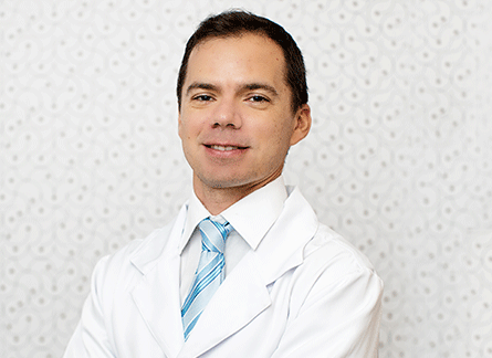Retrato de Dr. Fabrício Gurgel, otorrinolaringologista da OtorrinoDF