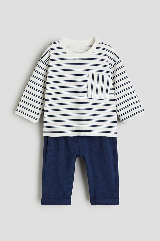 Blue and white Breton striped shirt and pants outfit idea for spring family photos