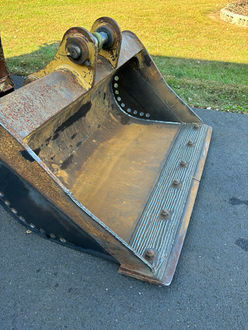 bucket with hard facing