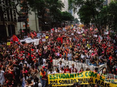 Estudantes ocupam as ruas do Rio em defesa da democracia e de Lula