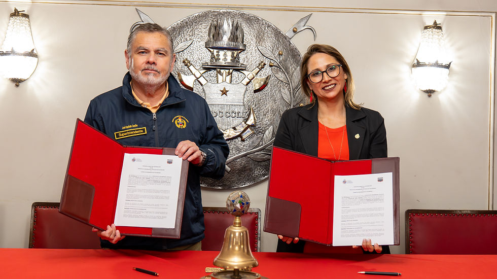 Cuerpo de Bomberos de Valparaíso firma convenio de cooperación con la Pontificia Universidad Católica de Valparaíso