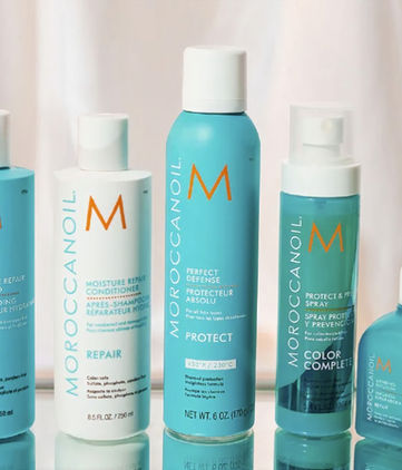 En Grandiose Salon Los Olivos creemos que tu cabello merece lo mejor, por eso trabajamos con la línea premium de productos de acabado Moroccanoil. Cada fórmula está enriquecida con aceite de argán, antioxidantes y nutrientes esenciales que aportan brillo, suavidad y protección, sin dejar residuos pesados.
Desde aceites ligeros con acabado sedoso, sprays de fijación flexible, cremas anti-frizz hasta texturizadores para un look natural, Moroccanoil ofrece resultados profesionales que se sienten y se ven.