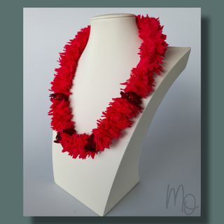 Margarita Oelckers, arte reciclado. Collar de tela reciclada colores fucsias aplicación cristales rojos. Hecho a mano en Frutillar, sur de Chile