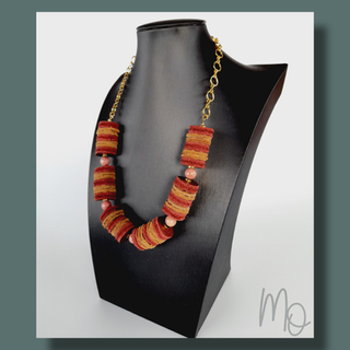 Margarita Oelckers, arte reciclado. Collar de cueros cafés, aplicación piedras rodocrosita. Hecho a mano en Frutillar, sur de Chile