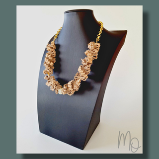 Margarita Oelckers, arte reciclado. Collar de cuero salmón tono crudo. Hecho a mano en Frutillar, sur de Chile
