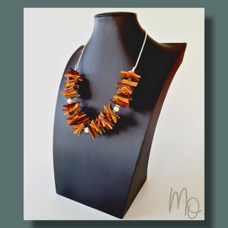 Margarita Oelckers, arte reciclado. Collar de cueros cafés y verdes. Hecho a mano en Frutillar, sur de Chile