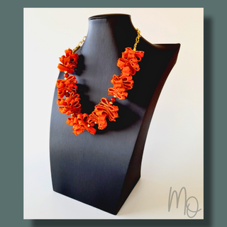 Margarita Oelckers, arte reciclado. Collar de cuero salmón naranjo. Hecho a mano en Frutillar, sur de Chile