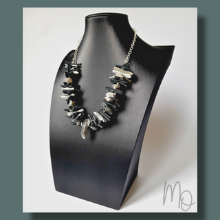 Margarita Oelckers, arte reciclado. Collar de cuero reciclado blanco y negro, aplicación piedras amatista natural. Hecho a mano en Frutillar, sur de Chile