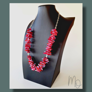 Margarita Oelckers, arte reciclado. Collar de cueros rojos, burdeo y lavanda. Hecho a mano en Frutillar, sur de Chile