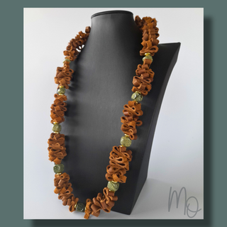 Margarita Oelckers, arte reciclado. Collar de cueros cafés y onix. Hecho a mano en Frutillar, sur de Chile