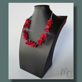 Margarita Oelckers, arte reciclado. Collar de cueros rojos, burdeo. Hecho a mano en Frutillar, sur de Chile