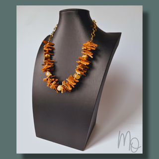 Margarita Oelckers, arte reciclado. Collar de cueros cafés, aplicación piedras onix, cadena baño oro. Hecho a mano en Frutillar, sur de Chile