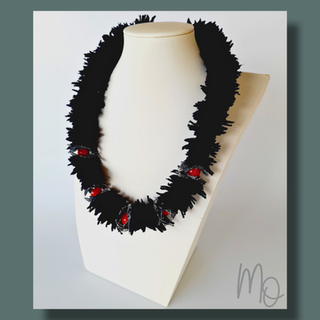Margarita Oelckers, arte reciclado. Collar de tela reciclada colores azul marino y jeans, aplicación cristales rojos. Hecho a mano en Frutillar, sur de Chile