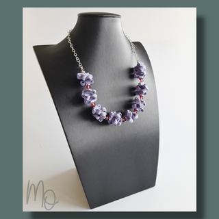 Margarita Oelckers, arte reciclado. Collar de cuero reciclado color lavanda, aplicación cristales fucsia. Hecho a mano en Frutillar, sur de Chile