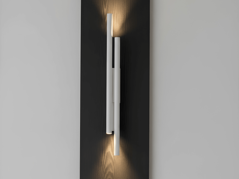 Wandleuchte im Dekor Obscur mit weißer Designleuchte und indirekter, warmweißer Beleuchtung.