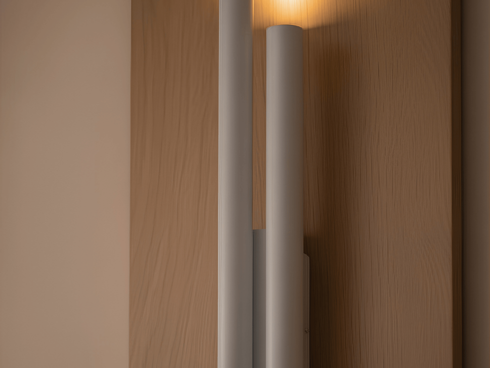 Detailaufnahme der Wandleuchte im Dekor Aurelo mit weißer Designleuchte und hochwertiger Verarbeitung.