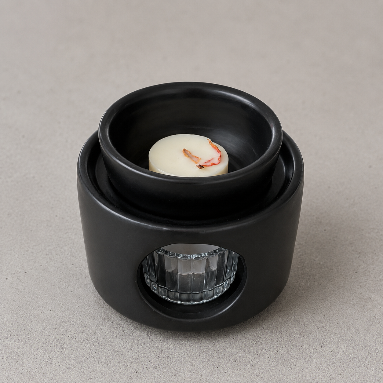 No. 07 Nuit de Néroli wax melt in a black ceramic warmer.