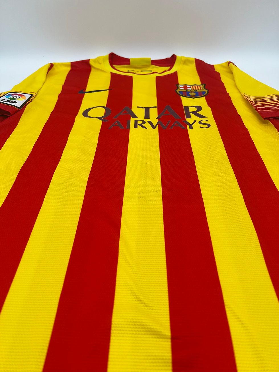 Thumbnail: Messi Barcelona 2013 Away Jersey L Front Parallel View