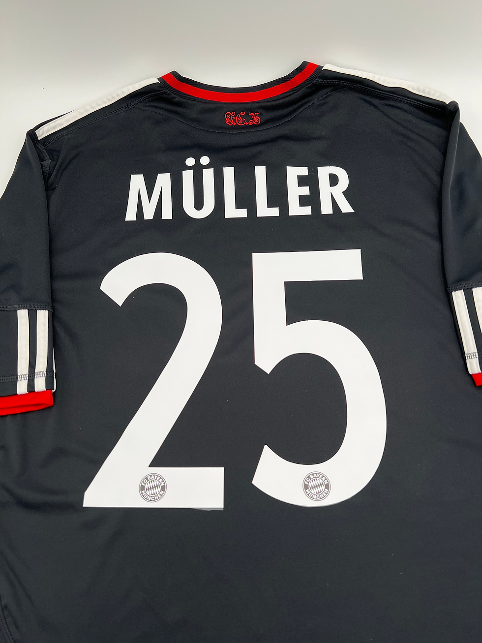 Thumbnail: Bayern Munich 2010/2011 Third Muller #25 Soccer Jersey (XL) Back Close Up View