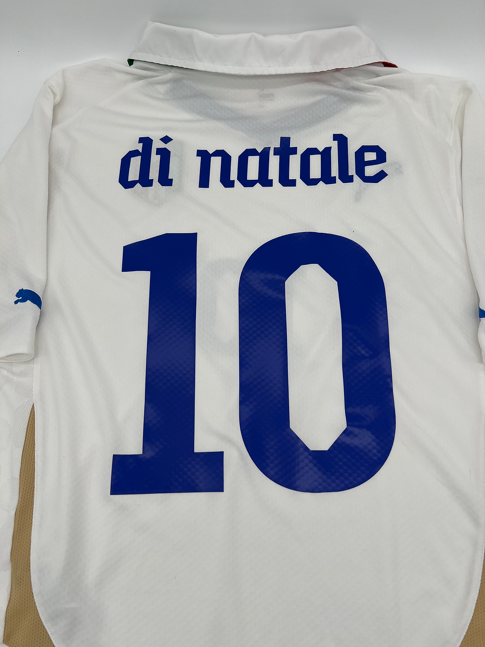 Thumbnail: Italy 2010/2011 Away Di Natale #20 Soccer Jersey (XL) Back Close Up View