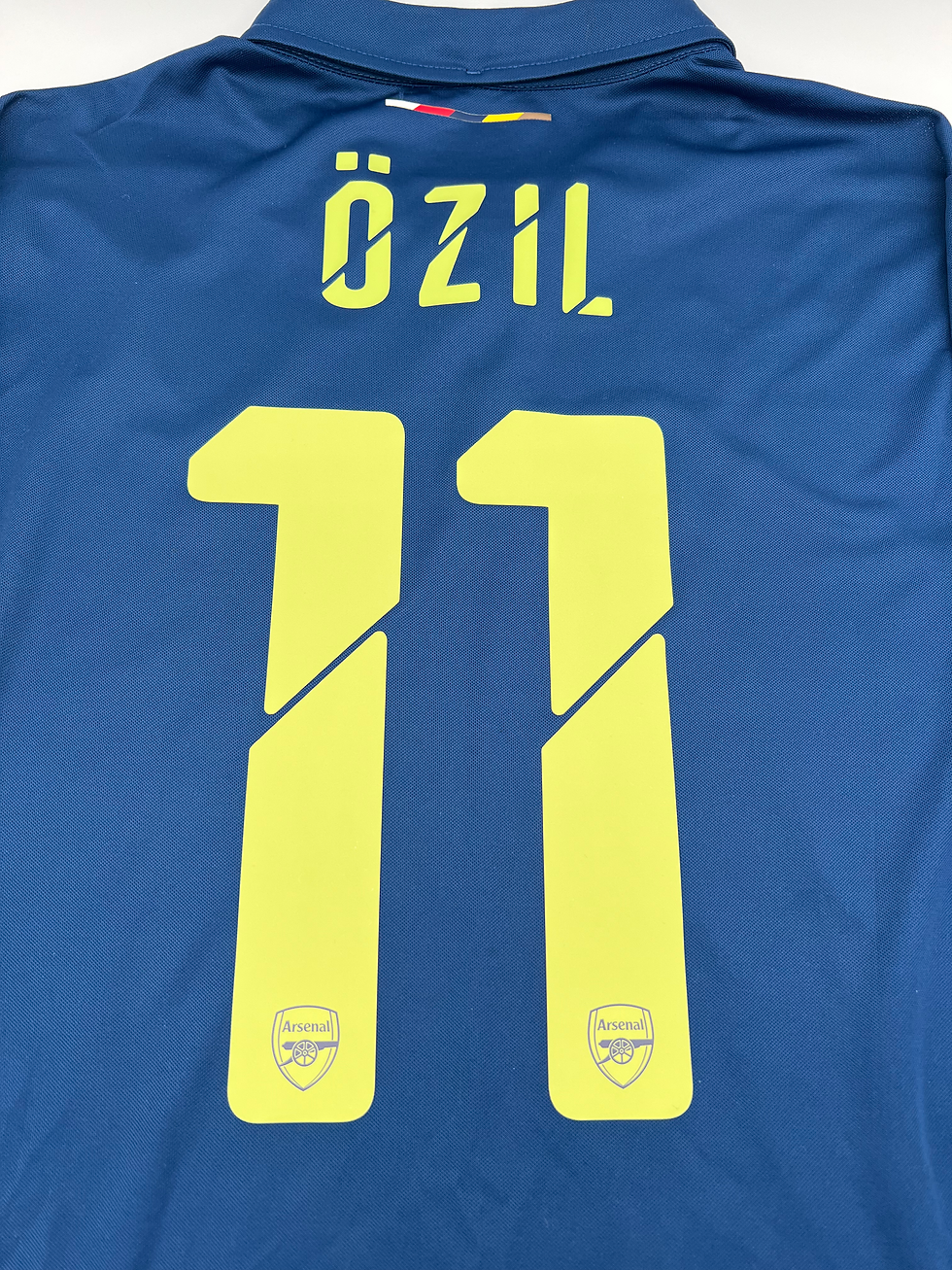 Thumbnail: Arsenal 2014/2015 Away Ozil #8 Soccer Jersey (M) Front Close Up View
