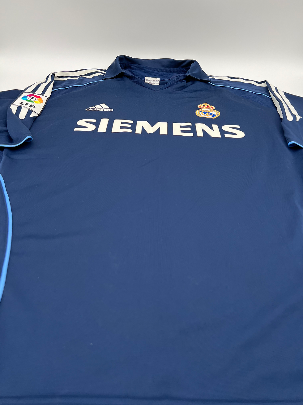 Thumbnail: Ronaldo Madrid 2005 Away Jersey L Front Parallel View