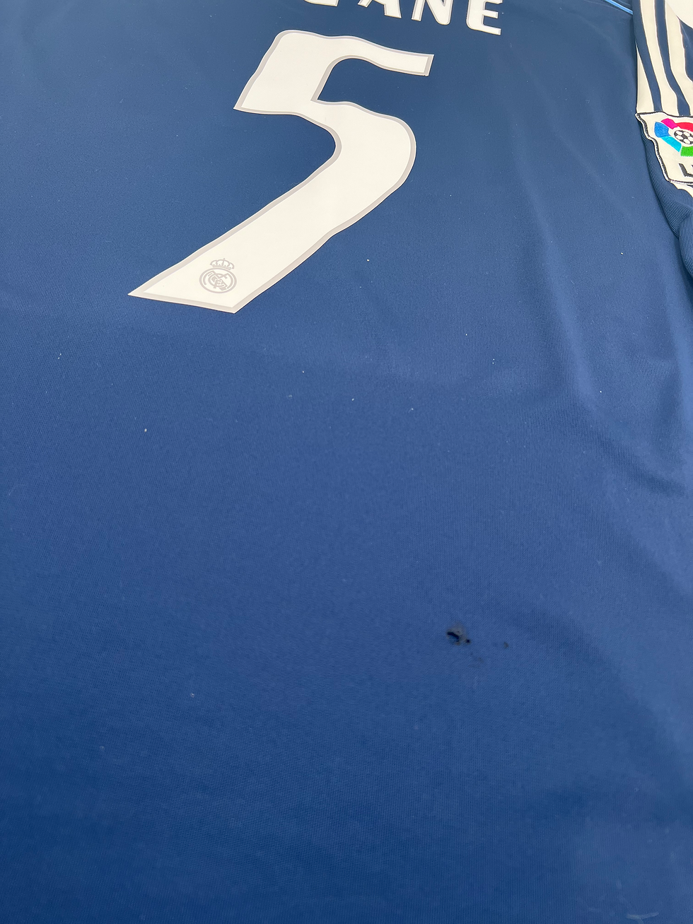 Thumbnail: Real Madrid 2005/2006 Zidane #5 Soccer Jersey (XL) Detail View