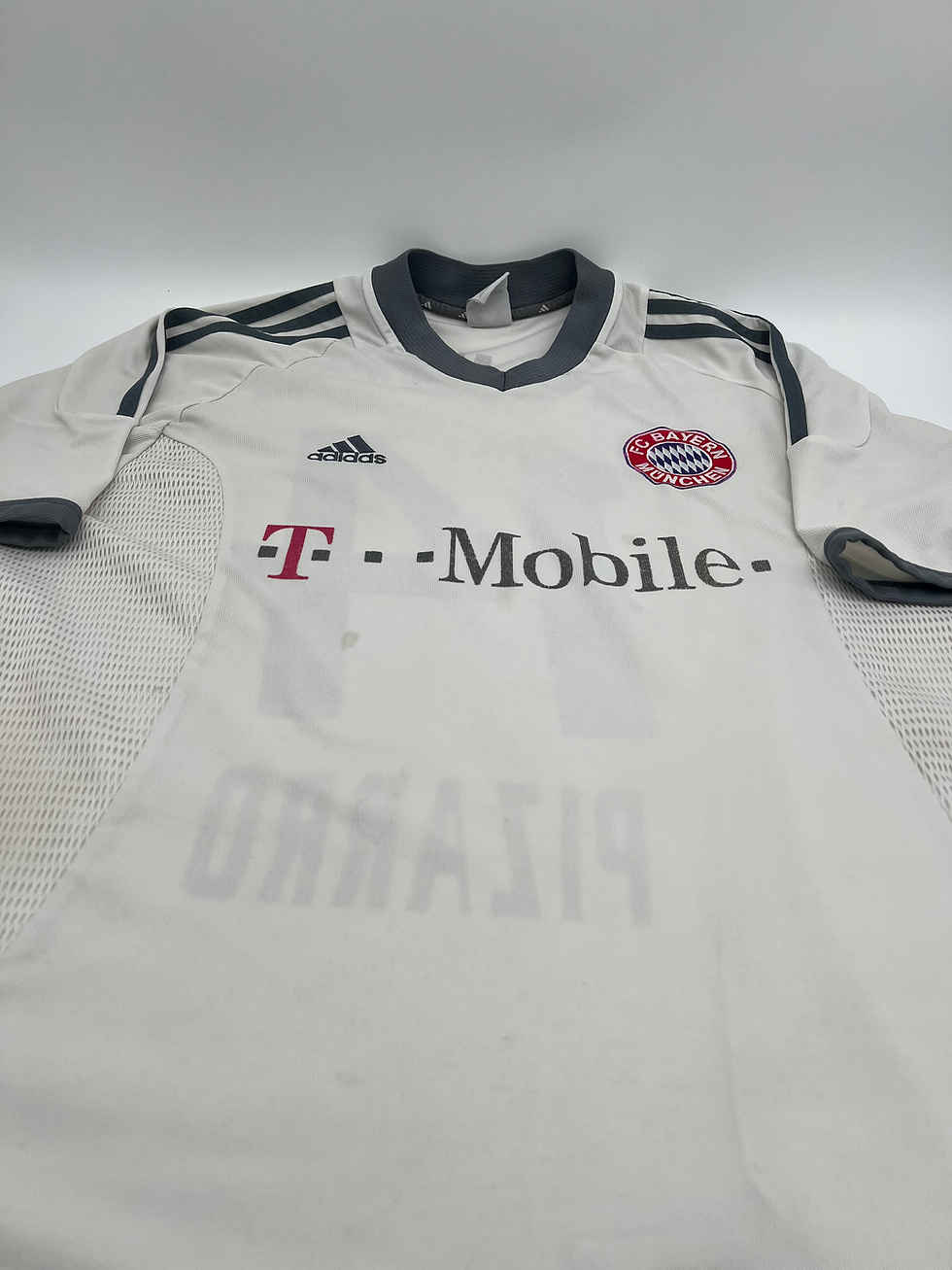 Thumbnail: Bayern Munich 2002/2003 Away Pizarro #14 Soccer Jersey (L) Front Parallel View