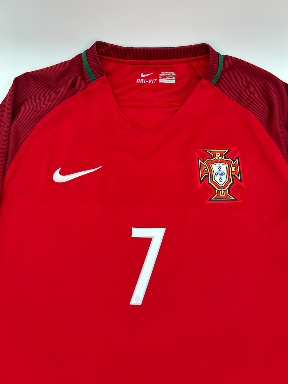 Thumbnail: Portugal 2016/2017 Home Cristiano Ronaldo #7 Soccer Jersey (XL) Front Close Up View