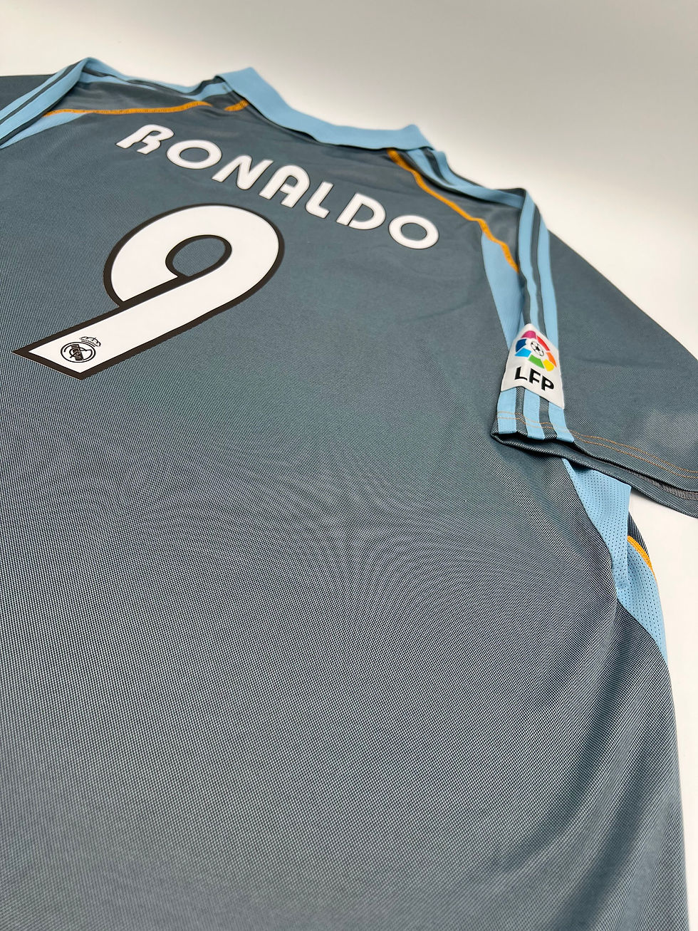 Thumbnail: Real Madrid 2003/2004 Third Ronaldo #9 Soccer Jersey (XL)