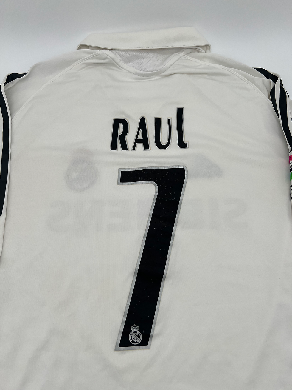 Thumbnail: Real Madrid 2005/2006 Home Raul #7 Soccer Jersey (M) Back Close Up View
