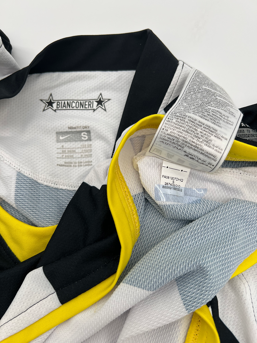 Thumbnail: Juventus 2008/2009 Home Del Piero #10 Soccer Jersey (S) Tags Close Up View